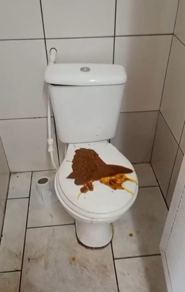 Banheiros públicos de Nova Bassano são alvo de ato de vandalismo e falta de higiene