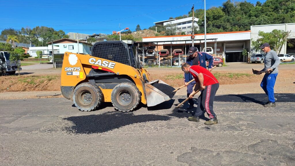 Nova Bassano realiza operação tapa-buracos na ERS-324