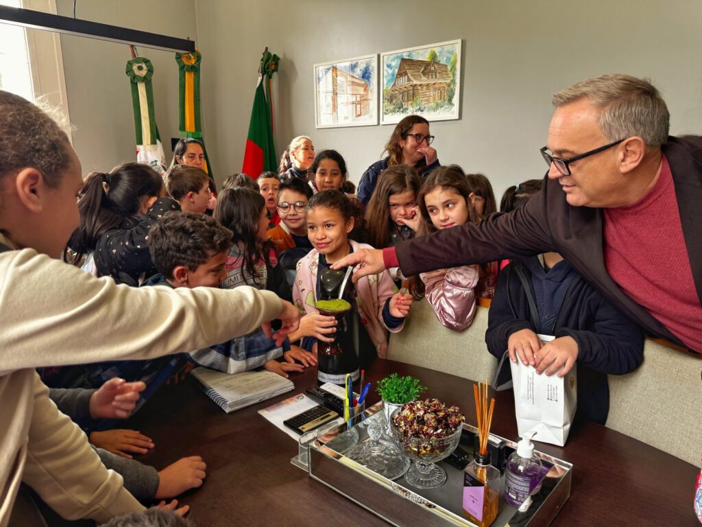 Estudantes da EMEF Guerino Somavilla visitam a Prefeitura de Nova Prata