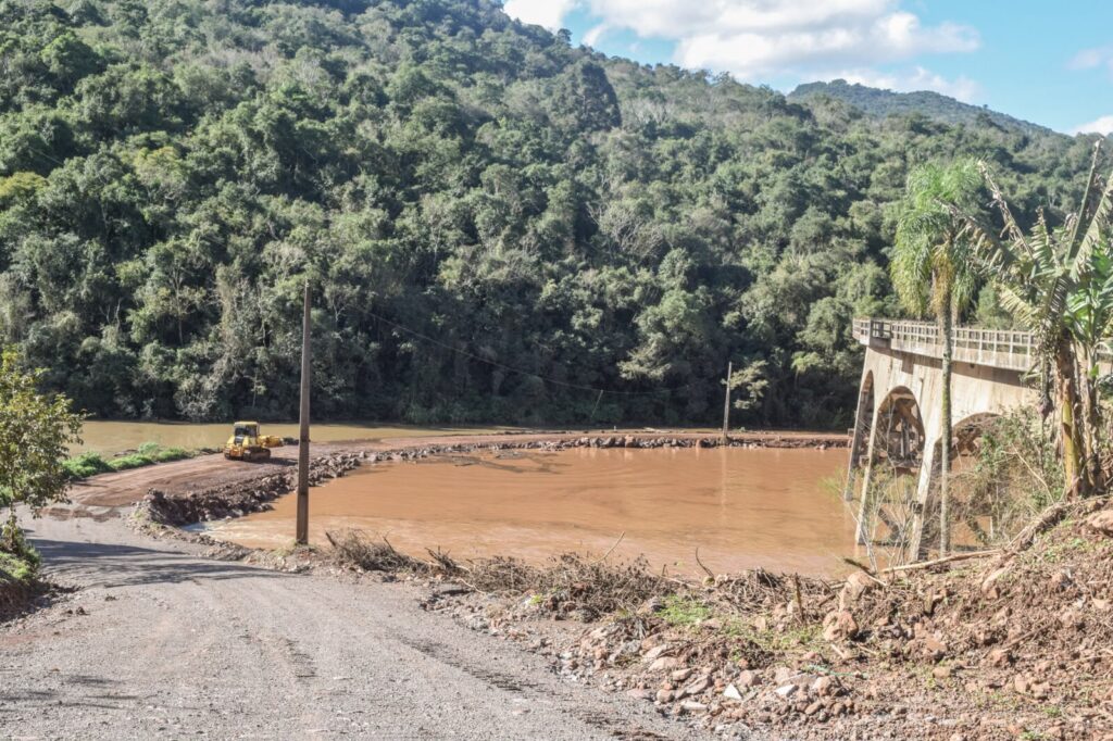 Bloqueio na ERS-437 ocorre para avanço de obras em Vila Flores