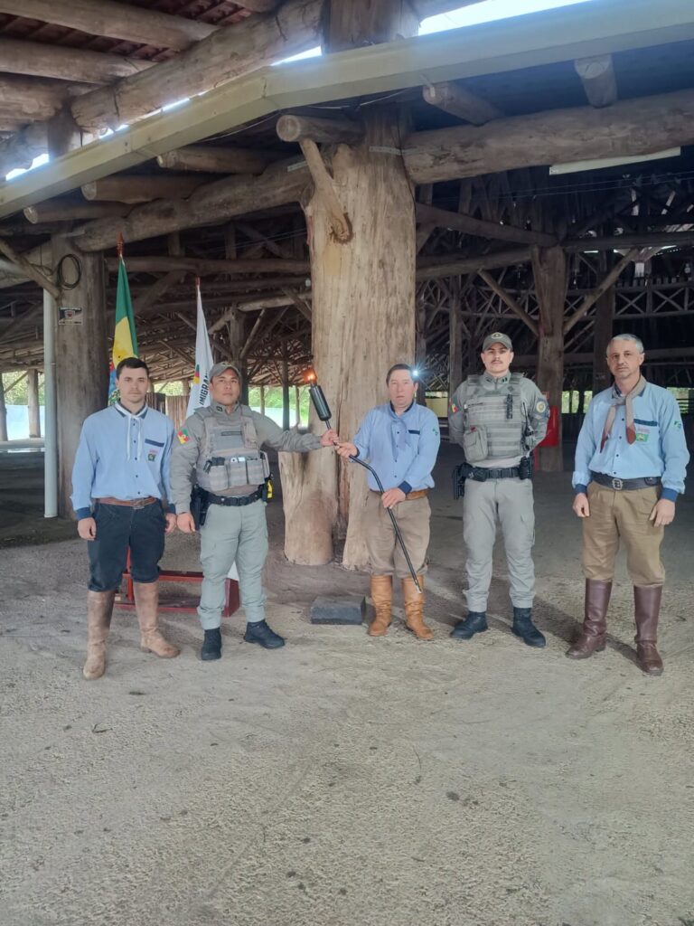 CTG Pousada do Imigrante entrega Chama Crioula à Brigada Militar de Nova Bassano
