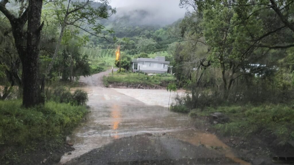 Ponte dos Boaretto fica submersa após elevação do nível das águas em Vila Flores