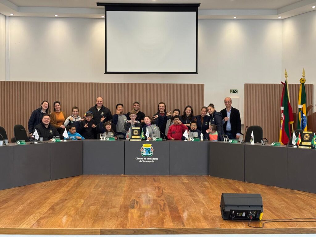Turmas da APAE visitam nova sede da Câmara de Vereadores em Veranópolis