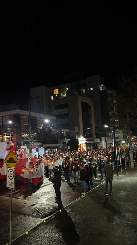 Procissão Luminosa reúne cerca de 2 mil fiéis em Nova Bassano
