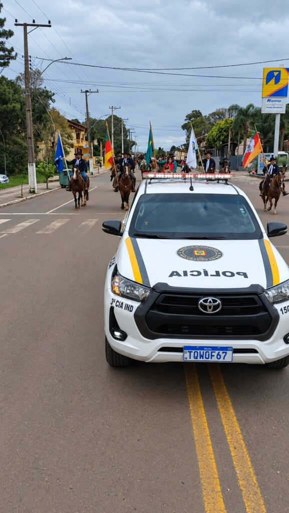 Desfile Farroupilha reúne mais de 150 cavaleiros e celebra tradições gaúchas em André da Rocha