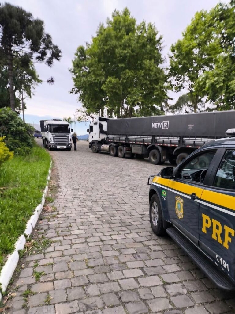PRF retém caminhões com 13 toneladas de excesso de peso na Serra das Antas