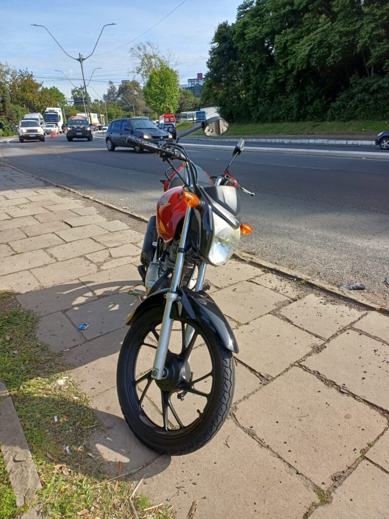 Colisão entre motocicleta e automóvel deixa motociclista ferido na BR-470, em Bento Gonçalves