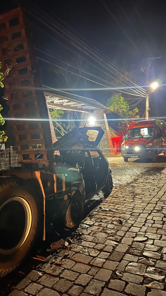 Bombeiros retiram vítima das ferragens após colisão entre carro e caminhão em Veranópolis