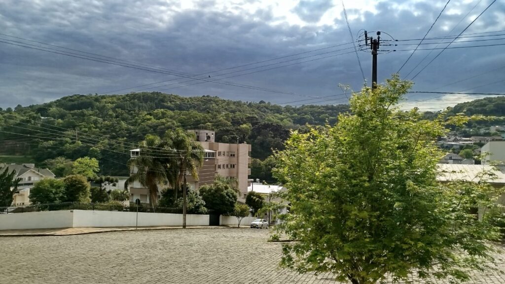 Previsão indica sol entre nuvens e possibilidade de chuva à tarde nesta quarta-feira