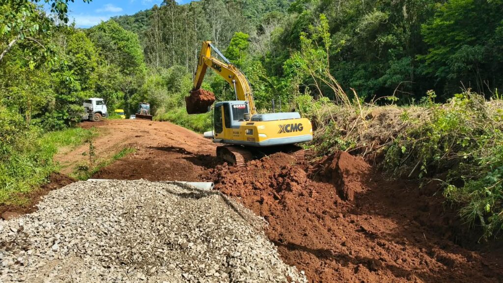 Prefeitura realiza manutenção em desvio entre São Caetano e ERS-437, em Vila Flores